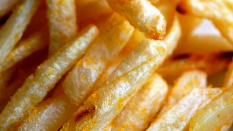 Przygotowane w piekarniku mrożone frytki z dodatkiem soli