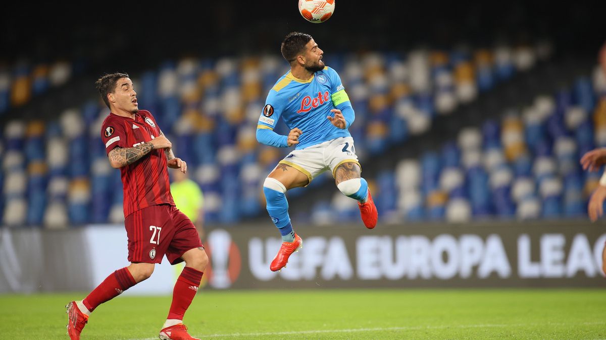 Zawodnik Legii Warszawa Josue (z lewej) i Lorenzo Insigne (po prawej) z SSC Napoli podczas meczu grupy C piłkarskiej Ligi Europy w Neapolu W tle widać puste trybuny