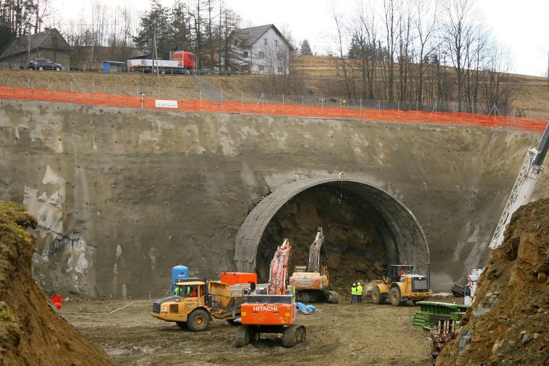 Pomimo utrudnień tunel ma powstać w wyznaczonym terminie