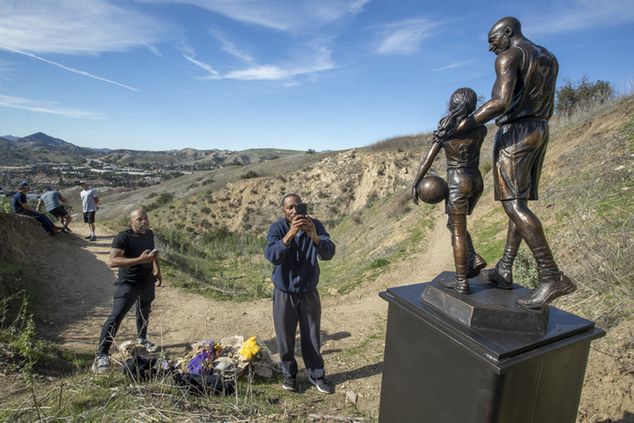 Na miejscu śmierci Kobego Bryanta często pojawiają się fani koszykarza