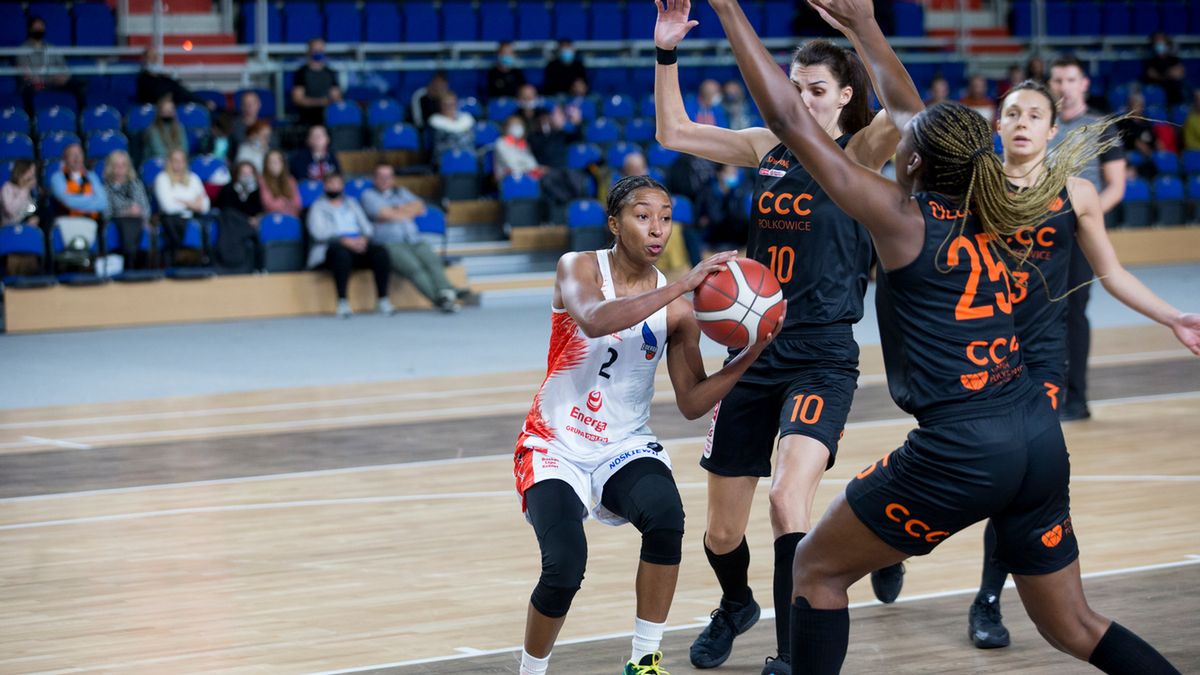 WP SportoweFakty / Jacek Wojciechowski / Na zdjęciu: Feyonda Fitzgerald z piłką