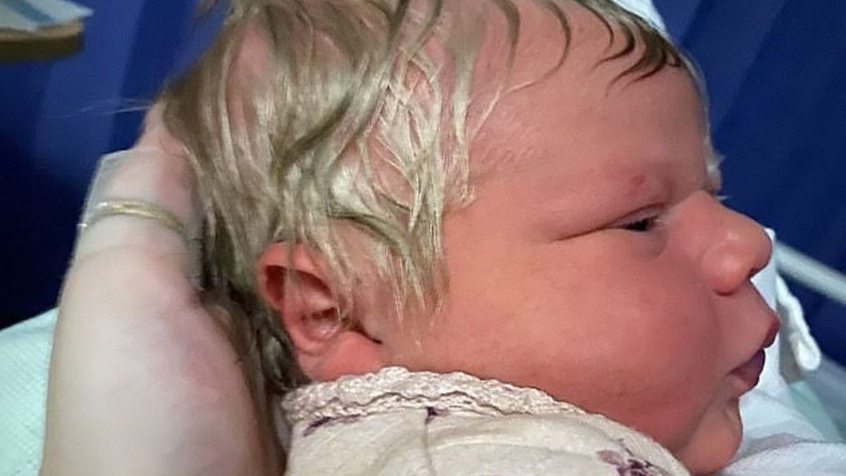 Niemowlę z burzą blond włosów zrobiło furorę na porodówce. "Wygląda jak Boris Johnson"
