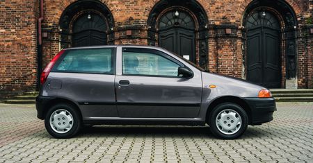 Prawie nowy fiat punto na akcji WOŚP. Piętnaście lat stał "pod kocem"