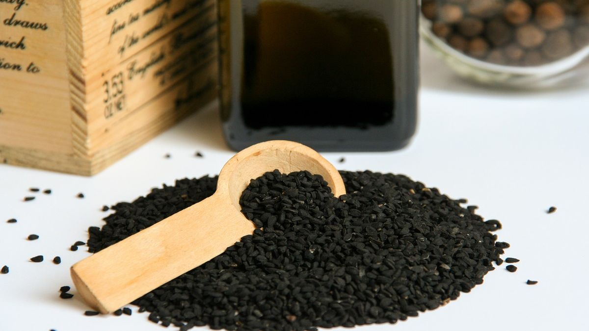 Czarny miód z czarnuszką. Fot. adobestock