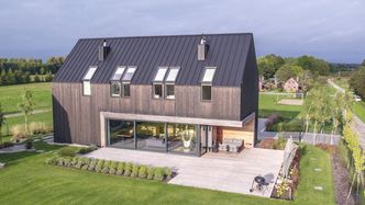 Duży dom nad jeziorem w cenie dwupokojowego mieszkania w stolicy. Oto nowoczesna stodoła