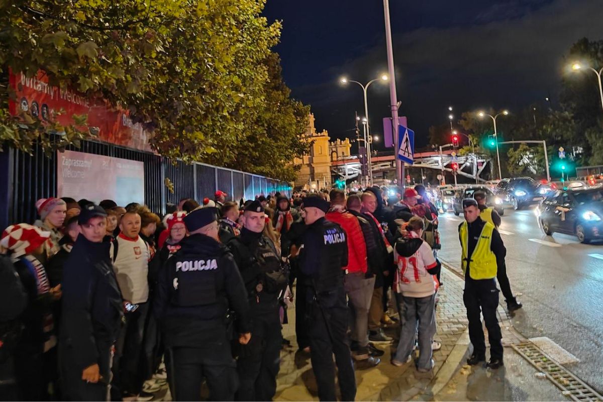 Kibice tłumnie zebrali się pod Narodowym by przywitać piłkarzy