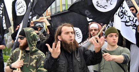 Niemcy podzielone. Grupa salafitów obrzuciła policjantów kamieniami