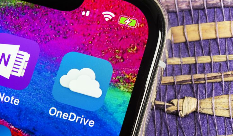 OneDrive, czyli dysk w chmurze. 1 TB miejsca na zdjęcia i dane. W pakiecie rodzinnym to aż 6 TB powierzchni dla 6 osób. Każdy użytkownik może korzystać ze swojej licencji na 5 dowolnych urządzeniach.