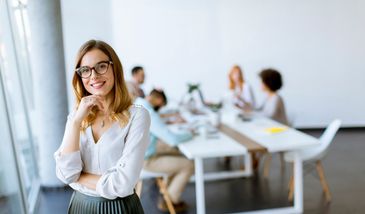 Jak nosić bluzki koszulowe? Gotowy outfit na lato