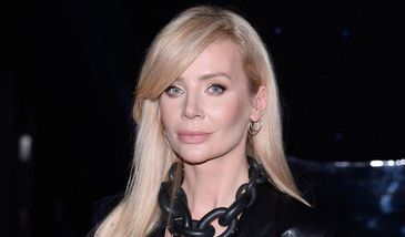 Agnieszka Woźniak-Starak pozuje przed nowym samochodem. Stylowa fura