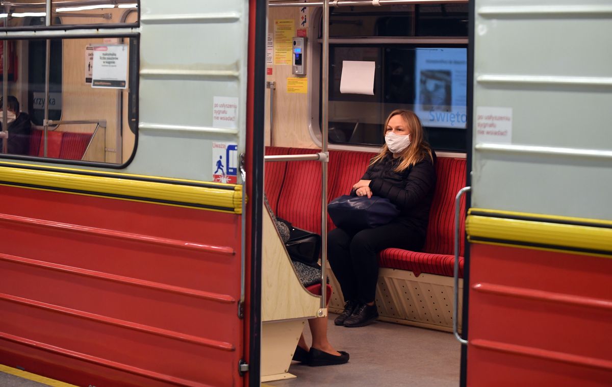 Covid koronawirus miasto metro warszawa maseczka pandemia obostrzenia