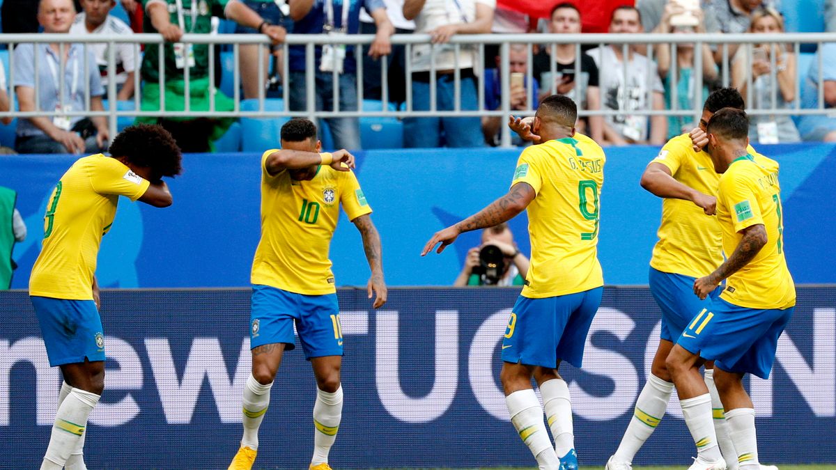 Piłkarze reprezentacji Brazylii celebrujący strzelonego gola