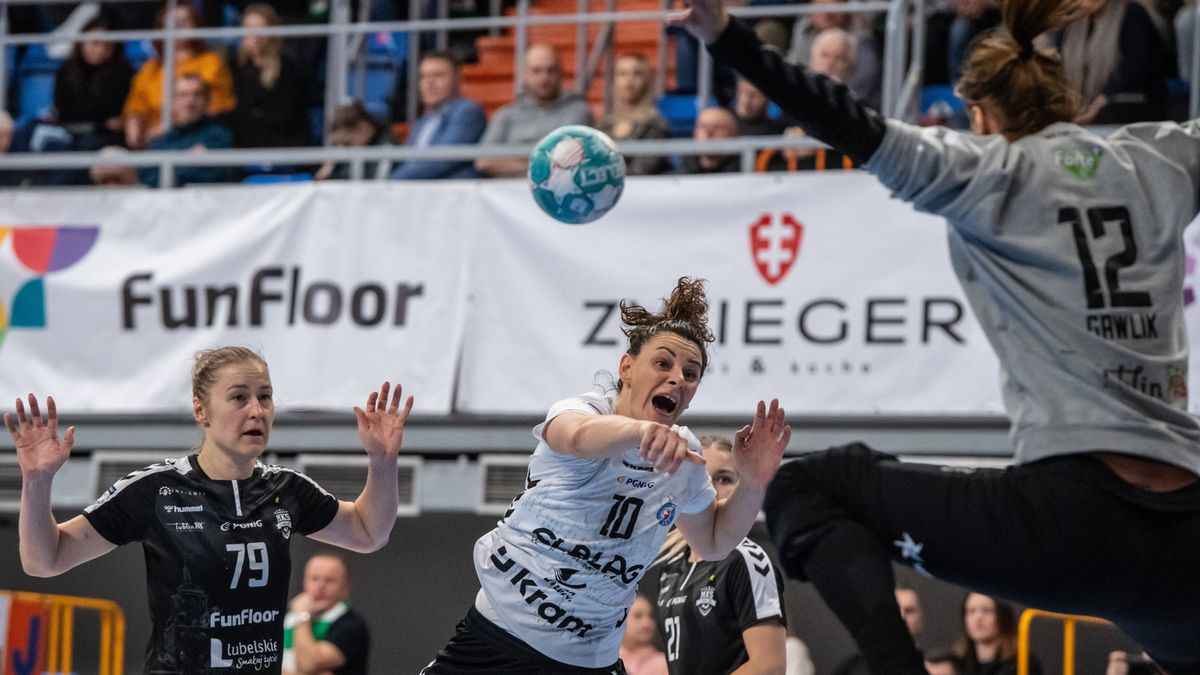 PAP / Wojtek Jargiło / Zawodniczki MKS FunFloor Lublin Paulina Masna (L) i Weronika Gawlik (P) oraz Marta Gęga (C) ze Startu Elbląg