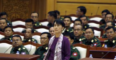 Aung San Suu Kyi oficjalnie w parlamencie