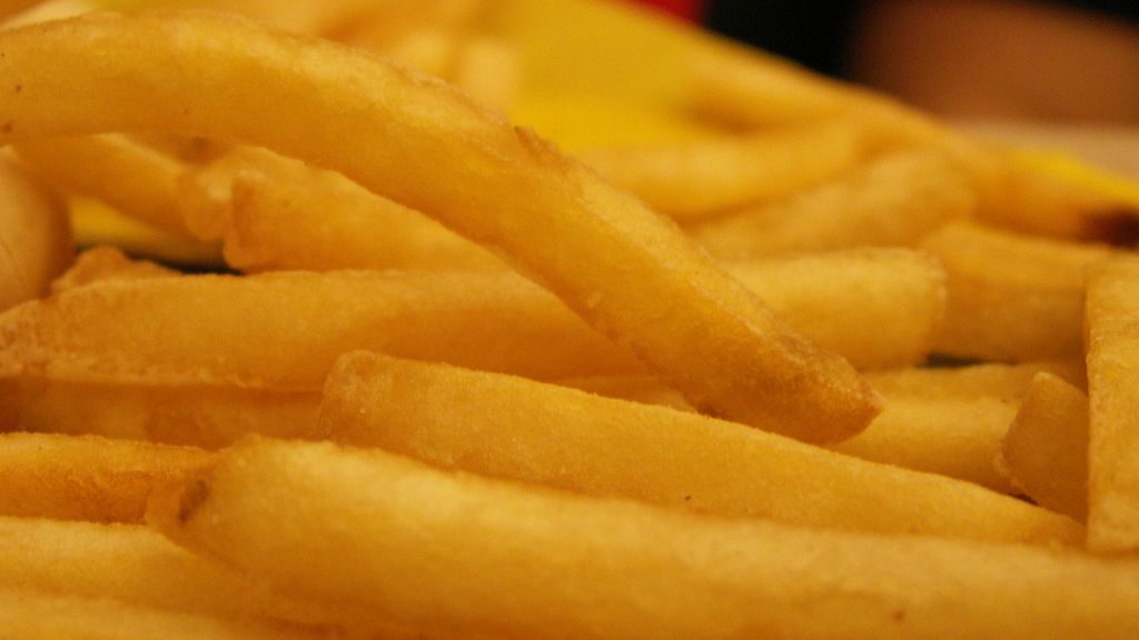Mrożone frytki przygotowane w piekarniku bez dodatku soli