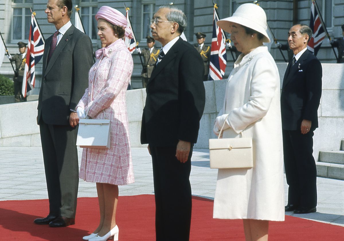 Cesarz Hirohito, wraz z małżonką cesarzową Kōjun przyjmował w 1975 roku brytyjską rodzinę królewską - Elżbietę II i księcia Filipa 