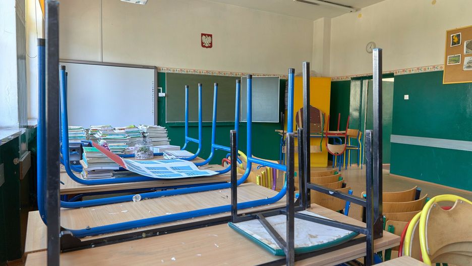 Czy we wrze?niu uczniowie wr�c? do szk�??Fot. Julian Sojka/East News, Lodz, 30.07.2020. Pandemia koronawirusa. Szkola Podstawowa nr 1 im. Adama Mickiewicza w Lodzi. Po 15 sierpnia GIS przedstawi wytyczne w sprawie wrzesniowego powrotu dzieci do szkol.Julian Sojka