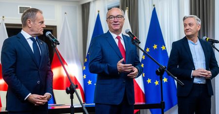 "Telefon godzinę przed konferencją". Politycy lewicy żałują decyzji Donalda Tuska