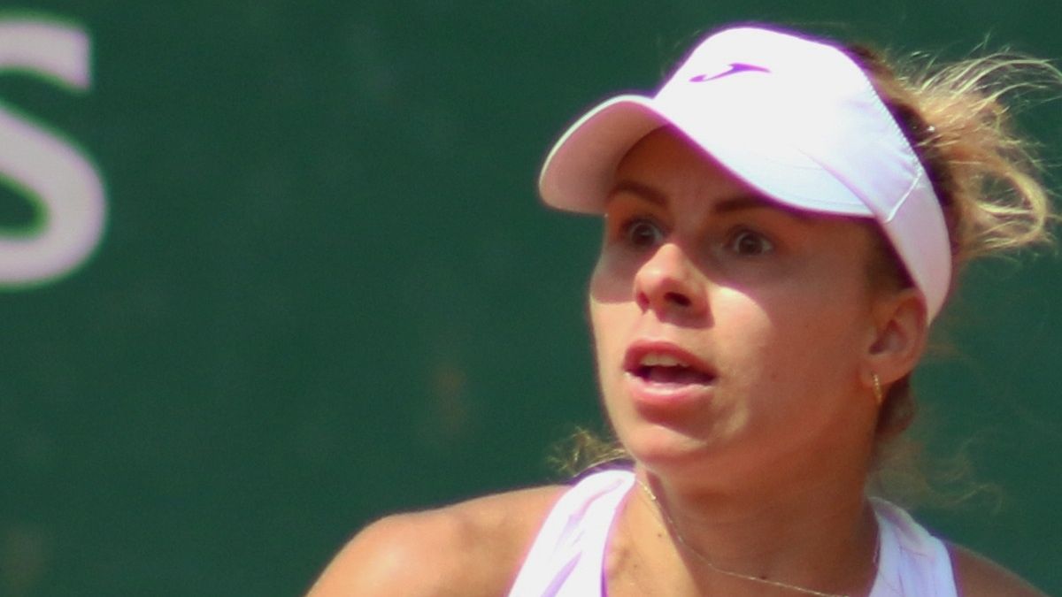 Magda Linette w czasie meczu w Rolandzie Garrosie