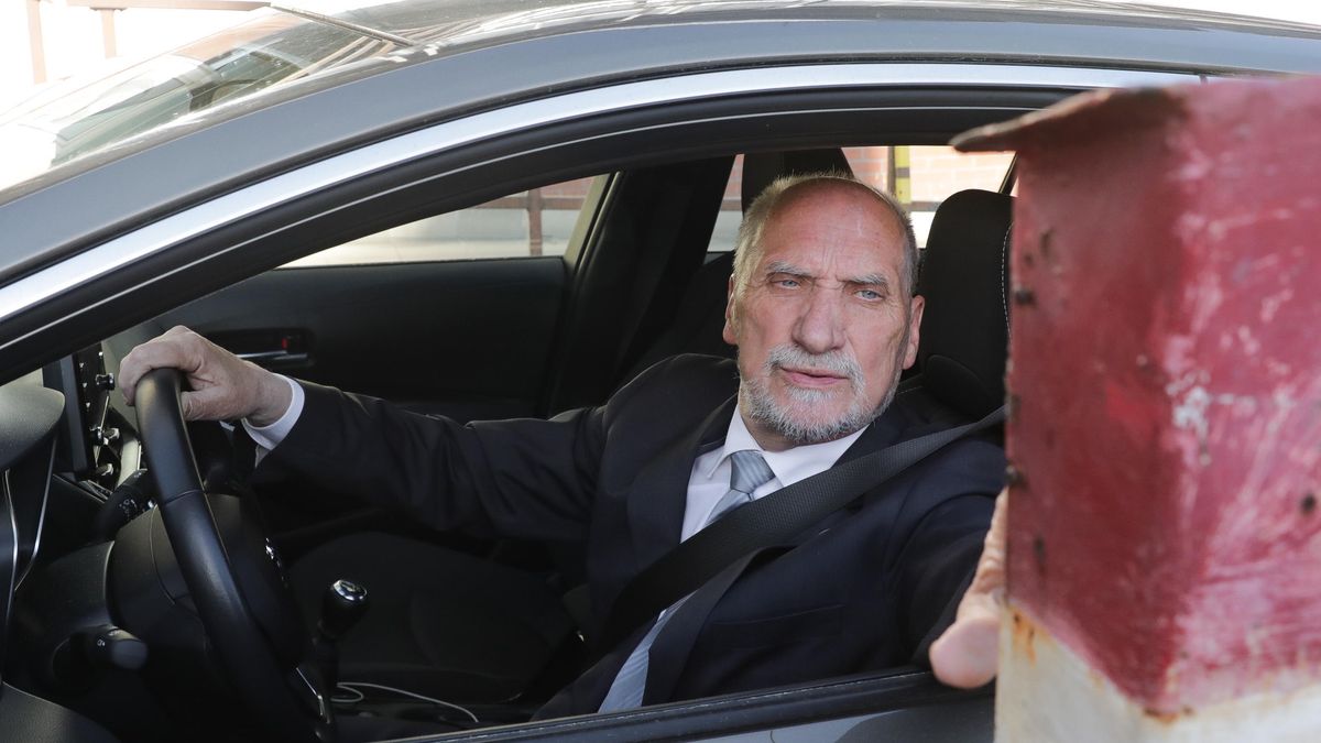 Antoni Macierwicz
Tomasz Gzell
Komitet Polityczny, Nowogrodzka, PiS, polityk, polityka, posiedzenie, prezydium, spotkanie, zebranie, samoch�d, w samochodzie, kierowca, prowadzi samoch�d, prowadzi� samoch�d, za kierownic� samochodu