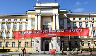 Protest Greenpeace przed KPRM. "Powrót do normalności = kryzys!"