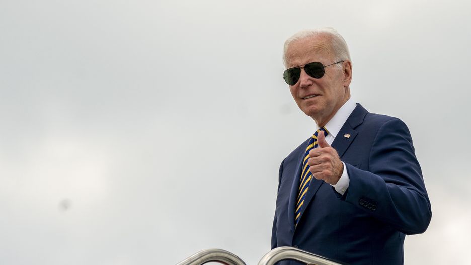 US President Joe Biden gives a thumbs up as he boards Air Force One at Joint Base Andrews, Maryland, USA, 10 August 2022. Biden will be travelling to South Carolina on vacation. EPA/SHAWN THEW Dostawca: PAP/EPA.