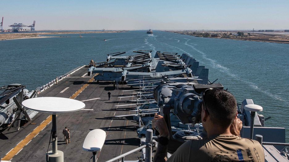 Żołnierz Marynarki Wojennej Stanów Zjednoczonych z USS Bataan 