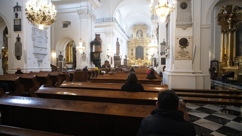 Wnętrze bazyliki Świętego Krzyża w Warszawie