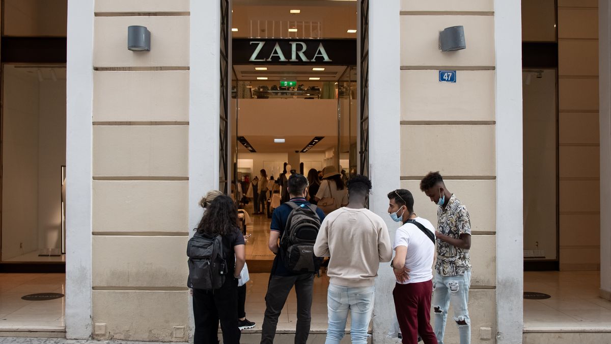 ATHENS, GREECE - 2021/05/07: People seen waiting outside a Zara store at Ermou street close to Syntagma square. (Photo by Nikolas Joao Kokovlis/SOPA Images/LightRocket via Getty Images)