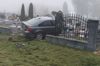 Stracił panowanie nad Volvo. Wjechał w cmentarz