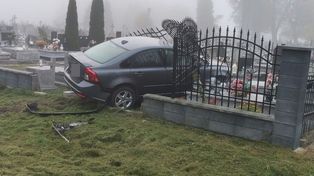 Stracił panowanie nad Volvo. Wjechał w cmentarz