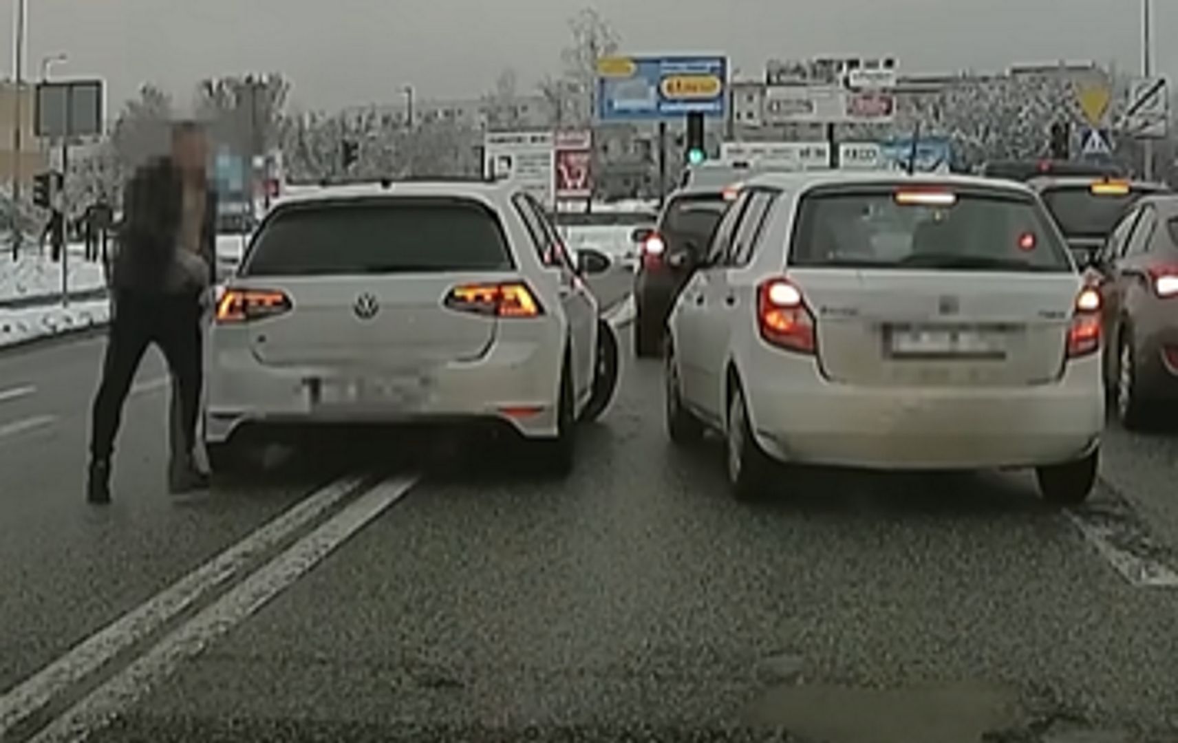 Awantura kierowców pod OBI. Wideo z Kielc trafiło do sieci