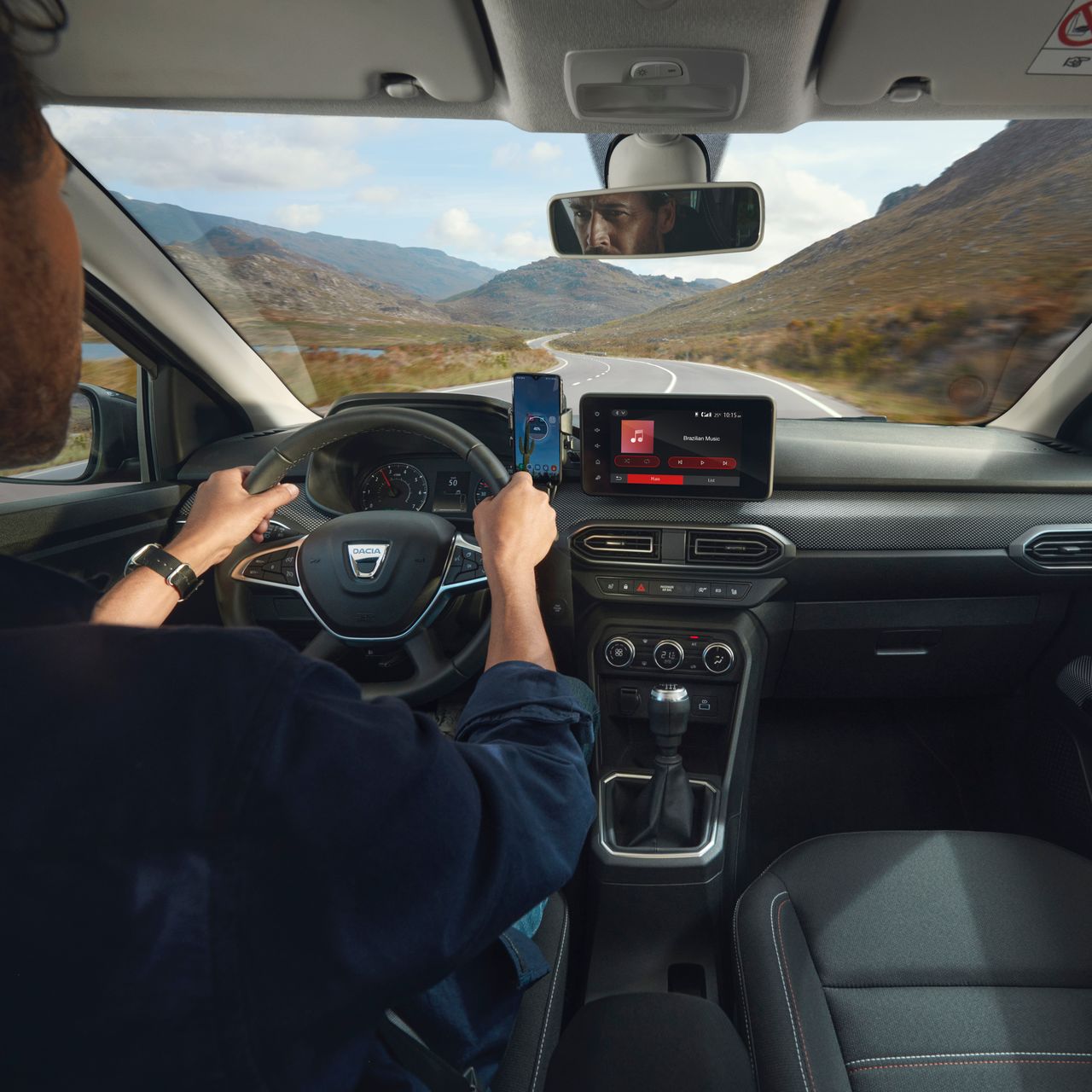 System multimedialny Joggera zapewnia m.in. łączność z interfejsami Apple CarPlay i Android Auto, co pozwala duplikować zawartość smartfona na ekranie w samochodzie.