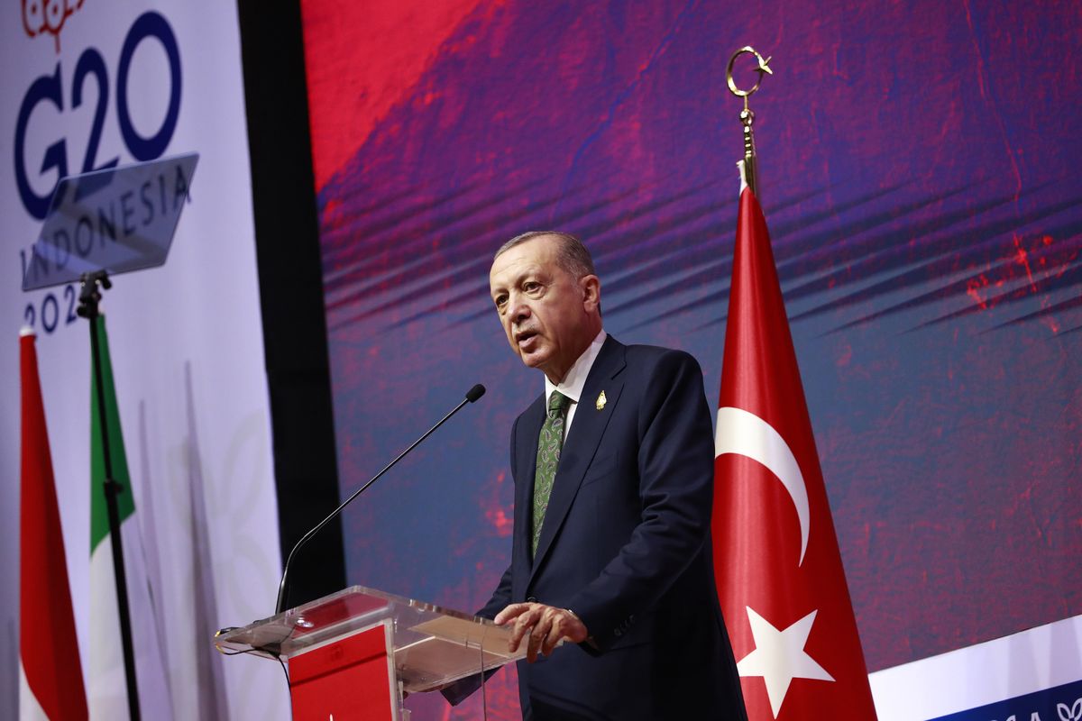 Prezydent Turcji Recep Tayyip Erdoğan podczas przemówienia na konferencji G20 na Bali powiedział, że będzie się starał doprowadzić do rozmów pokojowych Rosji i Ukrainy  : PAP/EPA.
