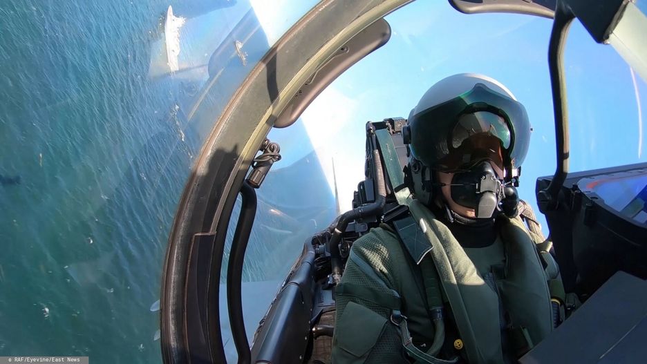 Najlepsze zdj?cia brytyjskiej armii
Image of a screengrab taken from a camera within an RAF Typhoon cockpit, seen here whilst flying over NATO warships operating in the Baltic Sea. Royal Air Force Typhoons deployed in Lithuania carrying out mock air attacks to test the defences of NATO warships operating in the Baltic Sea.  The RAF Typhoons from 6 Sqn are currently based at ?iauliai Air Base in Lithuania, with 135 Expeditionary Air Wing, to primarily conduct the NATO Air Policing mission. In addition to this mission however the RAF are also conducting training activities and exercises with other NATO Allies and regional partners.  The Air Maritime training exercise saw the Typhoons being used to test the air defences of the Standing NATO Maritime Group 1 Task Force, commanded by Commodore Yngve Skoglund of the Royal Norwegian Navy in his flagship HNoMS Otto Sverdrup. The NATO ships were subjected to simulated air attack from high-performance fighter aircraft and air-launched anti-ship missiles.? MOD Crown Copyright / eyevine
RAF
