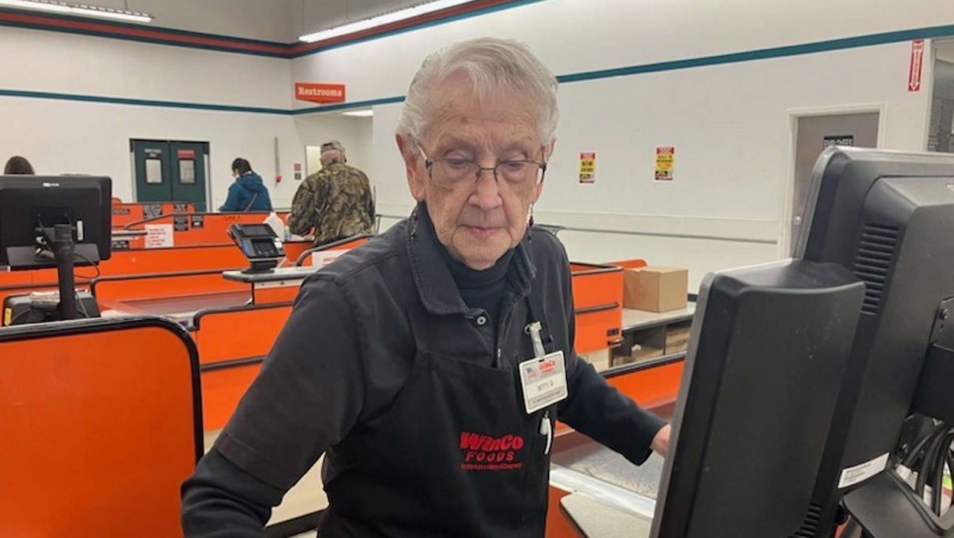 Ma 92 lata i wciąż pracuje na kasie. "Pomóżcie mi przejść na emeryturę"