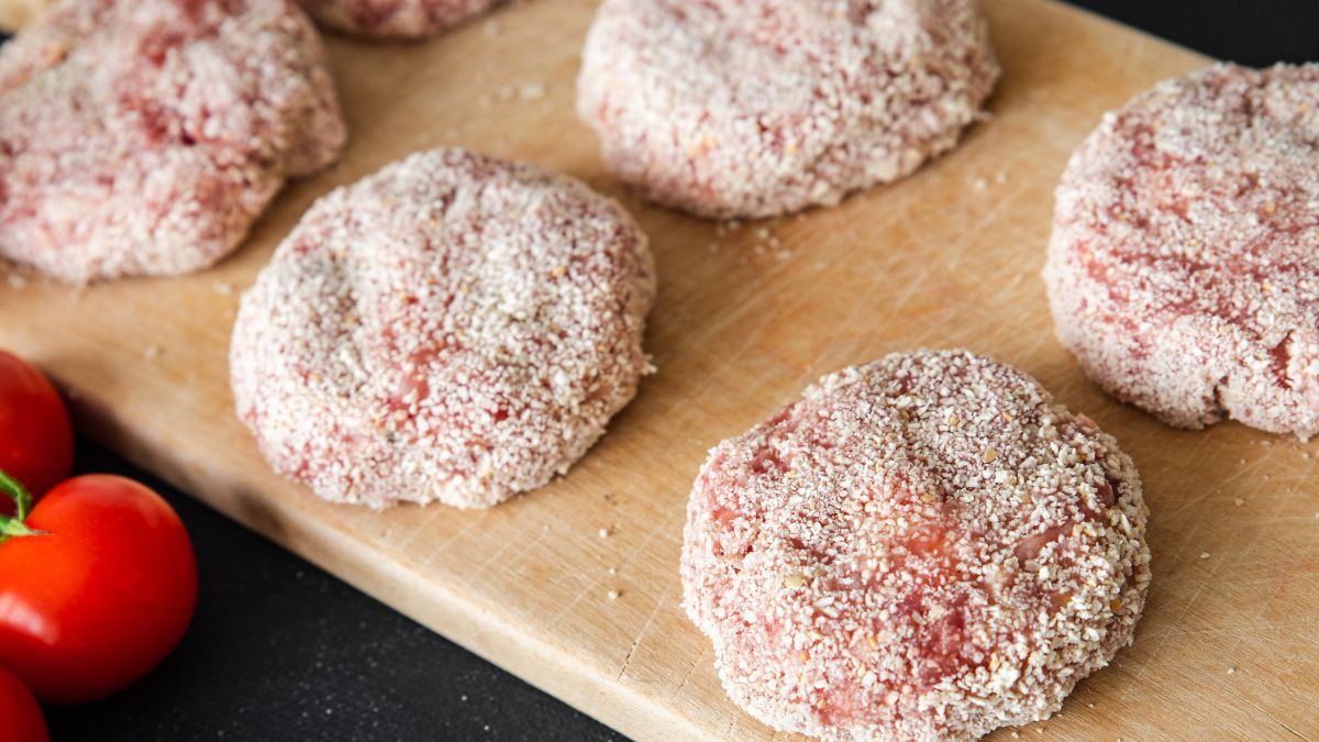 Kotlety mielone wyjdą idealnie. Zastosuj te dwa triki