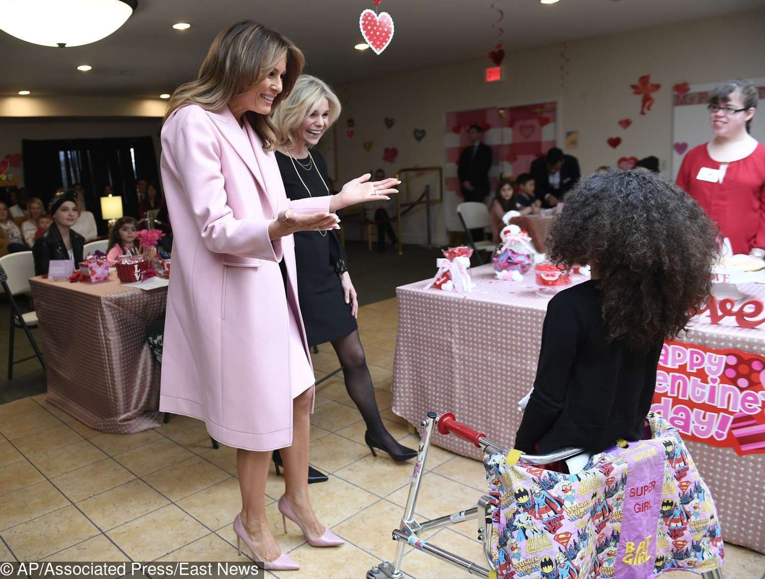 Melania Trump z dziećmi przygotowuje walentynkowe prezenty
