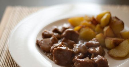 Duszona cielęcina krojona w kostkę (samo mięso z udźca i łopatki)