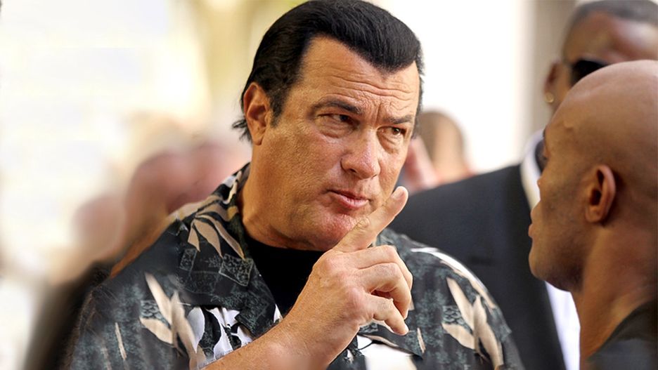 Stevan Seagal grozi palcem