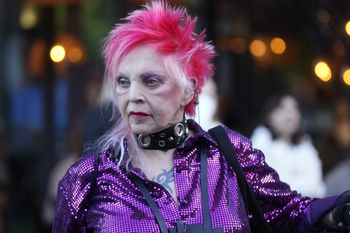 Nie chce typowego pogrzebu. "Jak wyrzucić z samolotu?"