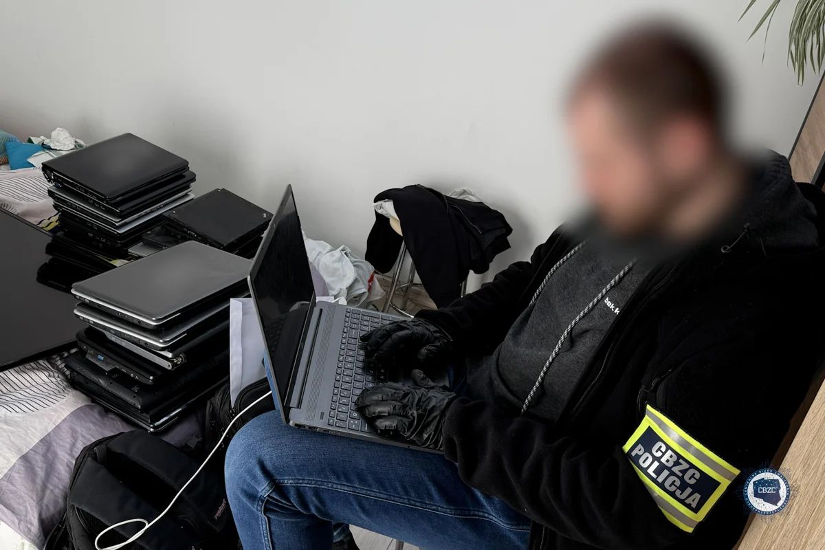 Funkcjonariusze CBZC w trakcie czynności śledczych