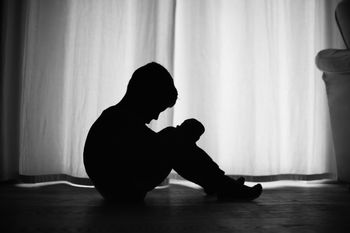 Piekło w rodzinie zastępczej. 8-latek był bity i wystawiany na mróz