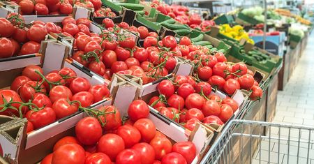 Ceny żywności. W marketach drożyzna, u rolnika tanio - skąd się to bierze?