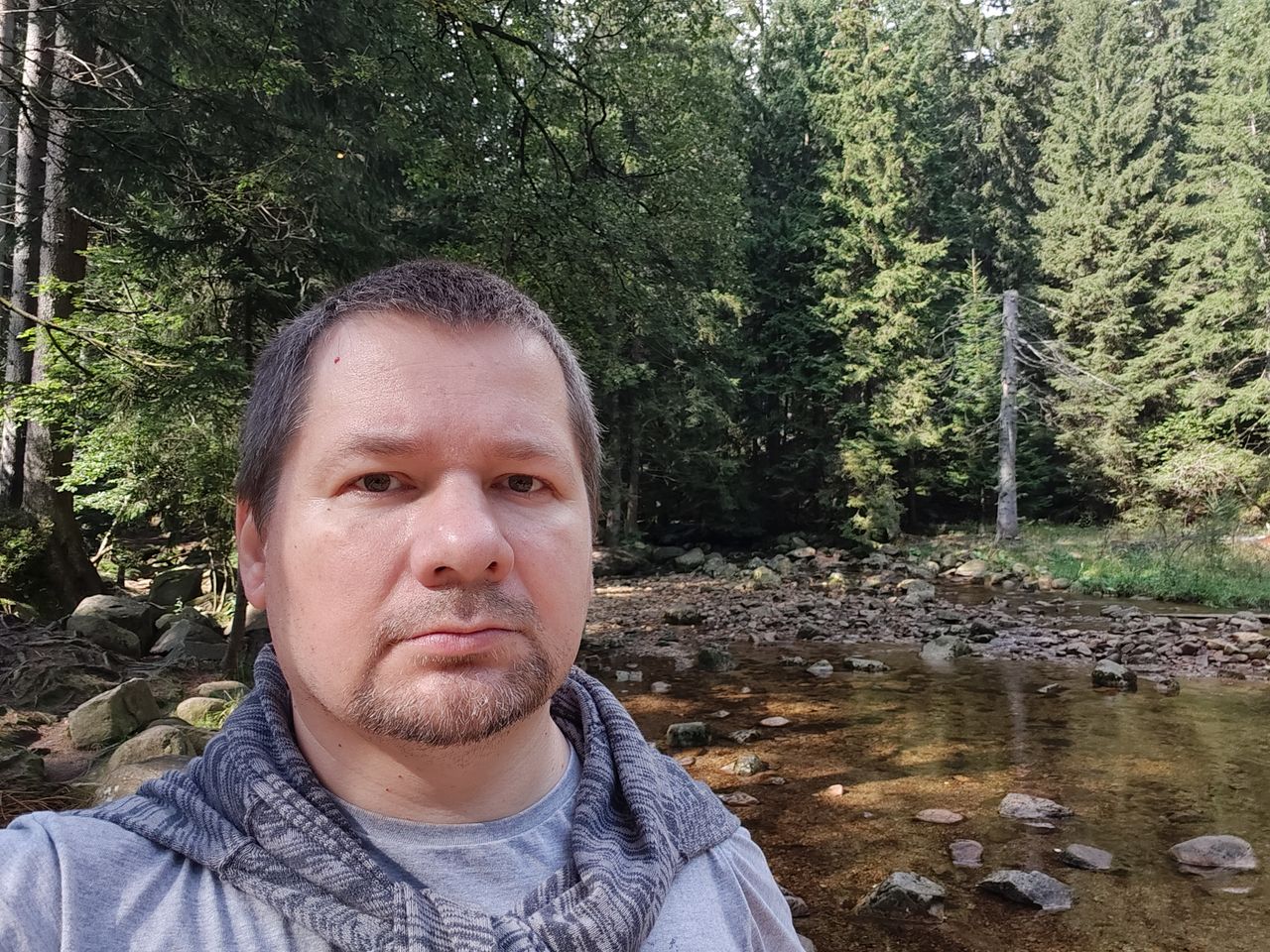 Zdjęcie z przedniego aparatu bez i z rozmyciem tła