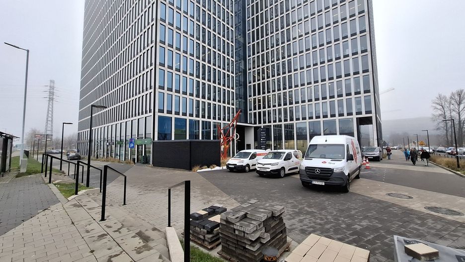 Grudzień 2025 r. Ten wieżowiec stoi dokładnie w miejscu hali Baildonu - widok od strony ulicy Chorzowskiej.