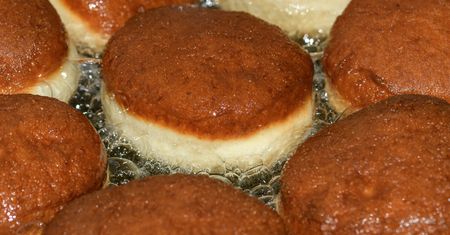 Babcia zawsze tak robiła z pączkami przed smażeniem. Nie piły tak dużo tłuszczu