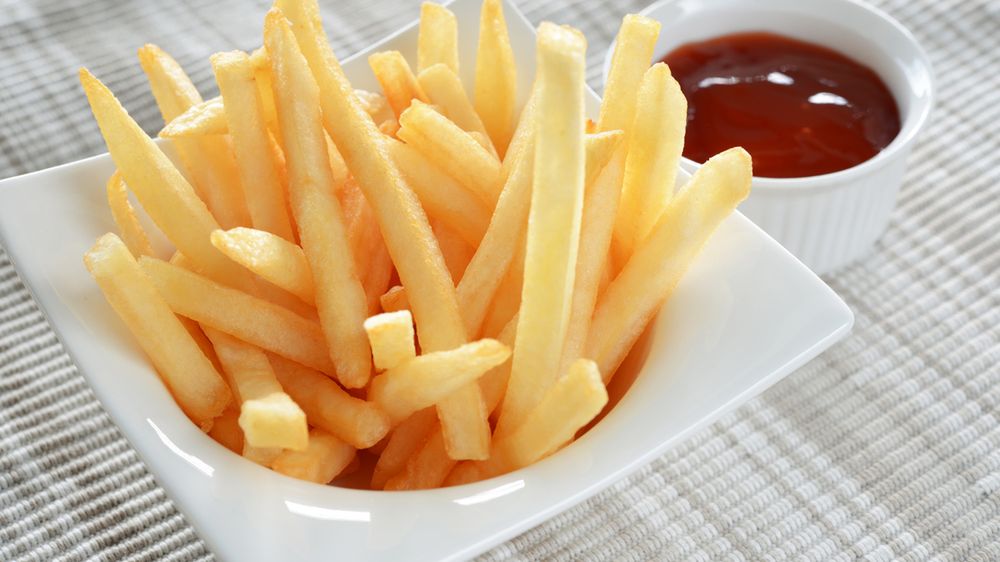 Przygotowane w piekarniku mrożone frytki proste z dodatkiem soli