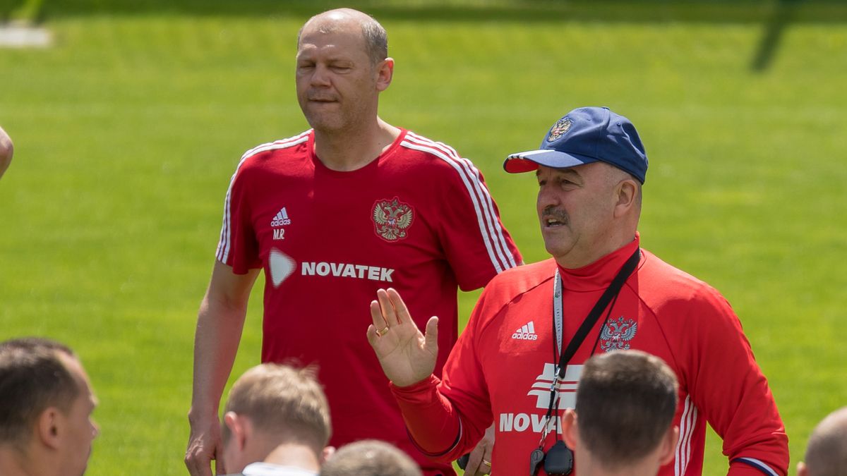 Newspix / EXPA / Na zdjęciu: Stanisław Czerczesow przeprowadzający odprawę na treningu reprezentacji Rosji