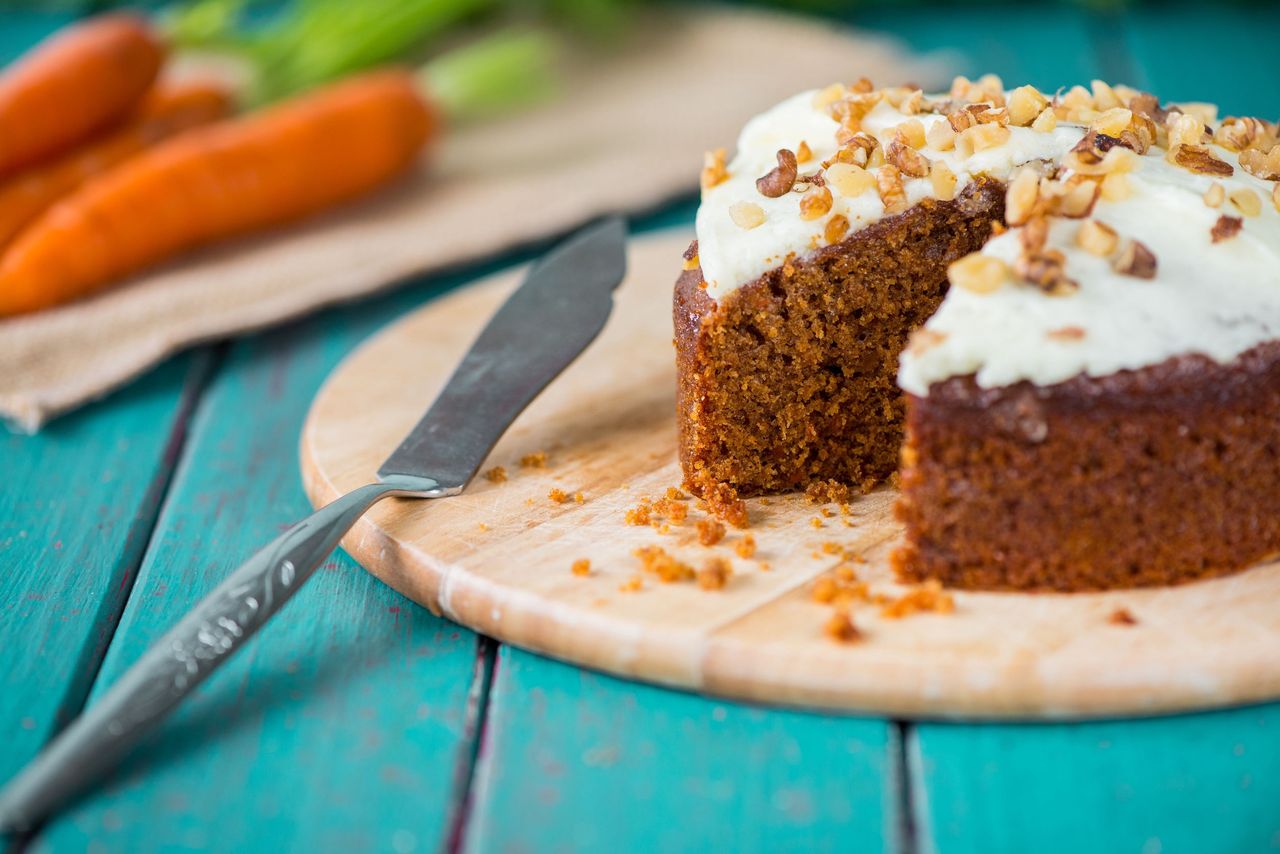 Ciasto marchewkowe fit może być podane z kremem albo posypane cukrem pudrem.